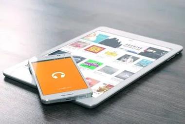 foto: Smartphone en tablet